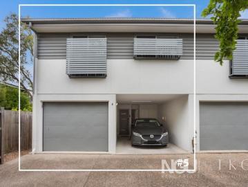 Contemporary 3 Bed Townhouse in a Small, Quiet Complex...