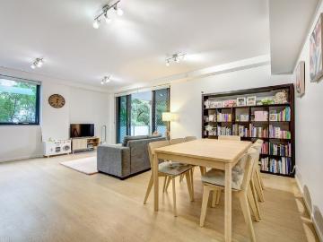 Contemporary Apartment in Convinient East Side Setting