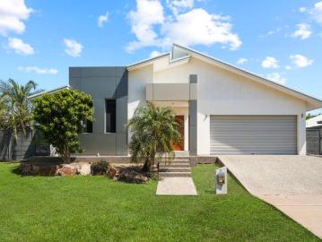 CONTEMPORARY GRAND FAMILY RESIDENCE SPACIOUS LIVING IN A...