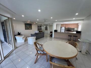 Contemporary Ground Floor Unit with Port of Airlie Views