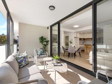 Contemporary family sized living, an easy walk to...