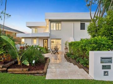 Coastal Luxe Just A Short Stroll From Diggers Beach