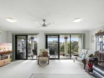 COASTAL LOCATION LOCK UP AND GO VACANT POSSESSION