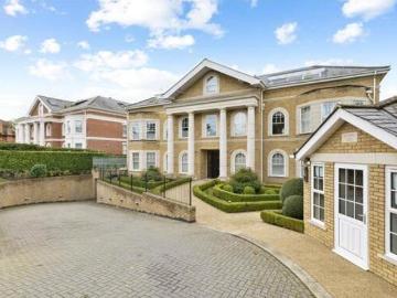 Cockfosters Road, 3 Bedroom Apartment