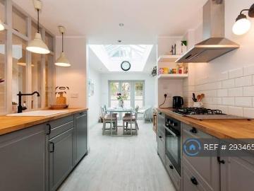 Coppetts Road, London, N10 2 bed semi detached house to...