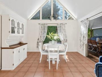 Cottage Charm, Minutes to Montville!