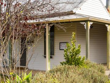 Country Charm In The Centre of Town