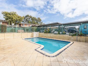 Cozy Townhouse Living in a Fantastic Setting! Nest or invest