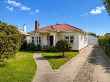 Classic Charm, Generous Space & a Convenient Bairnsdale...