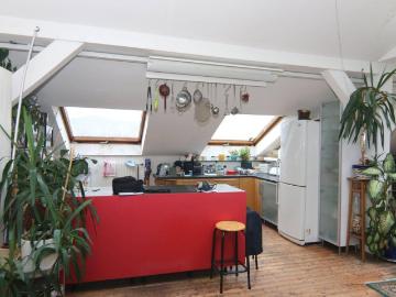 DACHGESCHOSS in einem super zentral gelegenen schönen Altbau