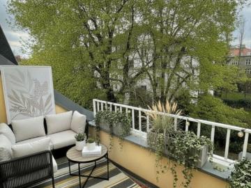 Dachgeschoß mit Terrasse und Grünblick in klassischer...