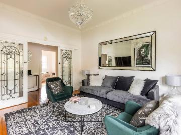 DAZZLING DECO, THE AUDREY HEPBURN OF ELWOOD FULLY FURNISHED!