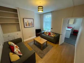 Deal! 2 BA 4 bedroom terraced house for rent in Shaw...