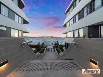 Deal! 3 BR 303/2 Wharf Road, Toronto Apartment for rent...