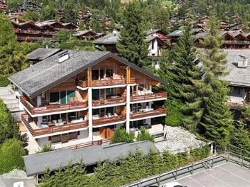 Découvrez cet appartement en attique de 4 pièces au cœur...