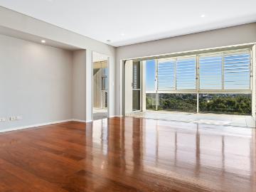 Designer apartment with light filled aspect and stunning...