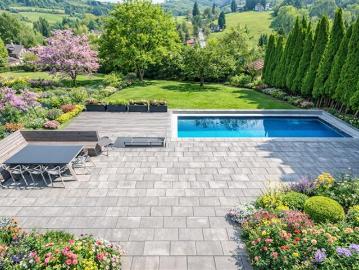 Designhaus mit Pool und Panoramablick in absoluter Ruhelage