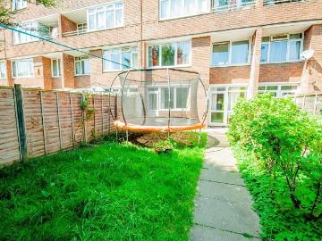 Disraeli Close, Greenwich SE28, 3 bed flat to rent,...