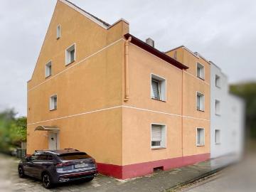 Doppelhaushälfte mit drei Wohneinheiten und Garten in...