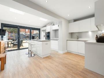 Dore Gardens, Morden SM4 2 bed house to rent £2,200 pcm...