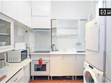 Dormitorio con estantería en apartamento de 6...