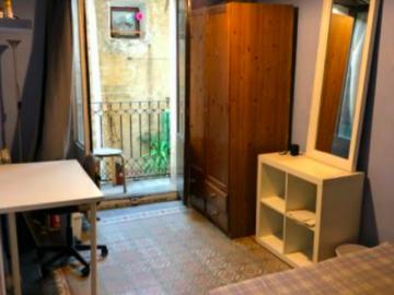 Double bedroom, with balcony, in 3 bedroom apartment