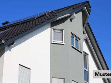 Dreifamilienhaus mit Terrassen, Garten und Stellplatzflächen