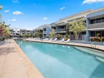 DUAL KEY POOLSIDE WALK TO MARINA AND BEACH
