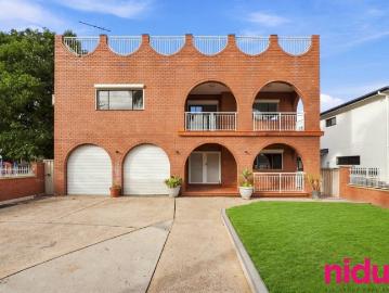 Dual Living Residence on 2,223sqm Nine Bedrooms, Two...