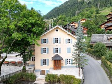 Traditionelles Steinhaus mit grossem Garten