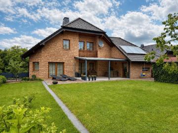 Einfamilienhaus, Einliegerwohnung, Garage & Garten...