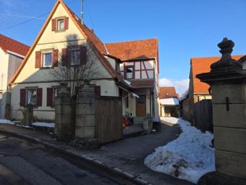 Einfamilienhaus mit Anbau, Garagenhaus und Halle in...
