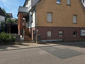 Einfamilienhaus mit Garage und Garten