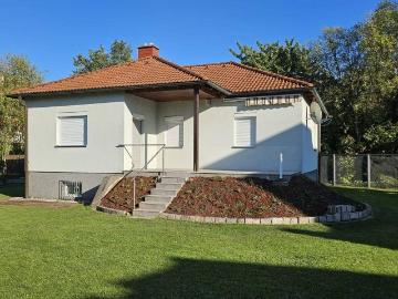 EINFAMILIENHAUS MIT GROSSEM GRUNDSTÜCK IN RUHIGER LAGE –...