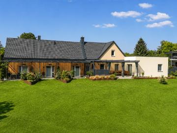 Einfamilienhaus mit Pool und drei separaten...