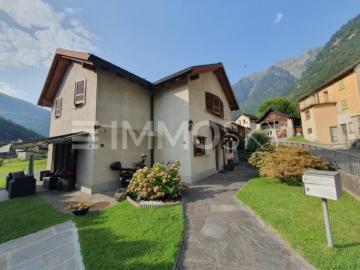 Einstehendes Haus mit Bergpanorama und Außenbereichen