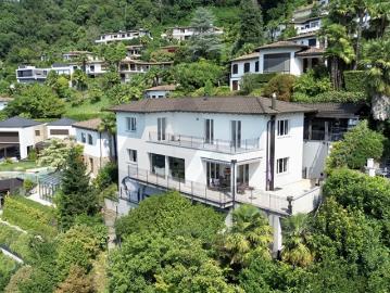 ELEGANTES ANWESEN MIT SEEBLICK UND PRIVATSTRAND