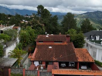 En venta casa en La Lagunita extenso jardín y hermosa vista