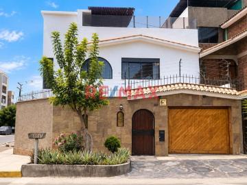 ¡En Venta! Hermosa Casa De 2 Pisos Con Doble Frente –...
