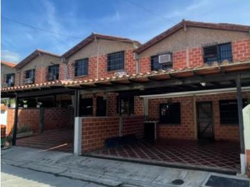 En venta Hermoso TH Conj Resd La Muralla, El Ingenio,...