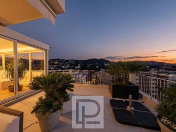 En lisière de Cannes Rooftop offrant confort et volumes