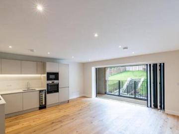 Endlesham Court, Woodcote Valley Road, 3 Bedroom Flat