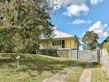 ENTRY LEVEL OPPORTUNITY! MAKE THIS YOUR OWN!