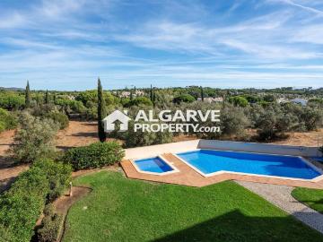 Espaçoso apartamento T2 perto de vários campos de golfe...