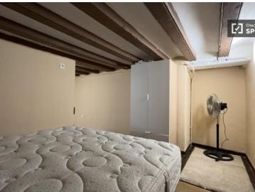 Estudio en alquiler en El Raval, se admiten parejas y...