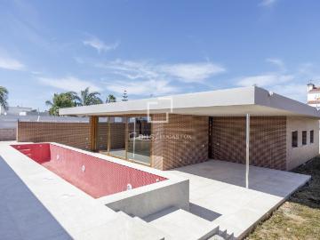 Esta increíble villa se encuentra en una calle tranquila...