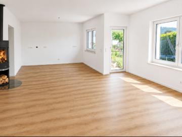 Erstbezug 2 Zimmer Wohnung mit eigenem Garten und Garage