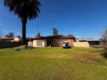 exceptional family home with 2 flatl.