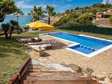 Exclusiva casa con vistas al mar, piscina y rodeada de...