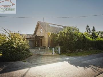 Familienidylle am Ortsrand – Haus mit Einliegerwohnung...